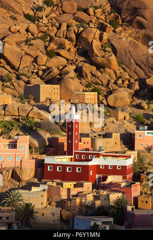 Vista in elevazione al di sopra della Moschea Rossa di Adai, Tafraoute, Anti Atlas, Marocco Foto Stock