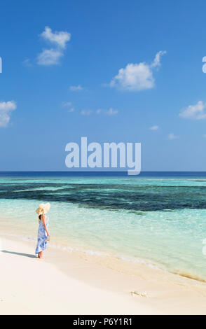 Donna sulla spiaggia, Isola di Rasdhoo, settentrionale atollo di Ari, Maldive (MR) Foto Stock