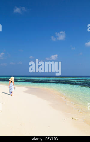 Donna sulla spiaggia, Isola di Rasdhoo, settentrionale atollo di Ari, Maldive (MR) Foto Stock