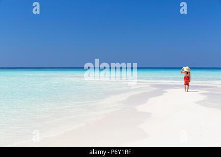 La donna a sandbank, Isola di Rasdhoo, settentrionale atollo di Ari, Maldive (MR) Foto Stock