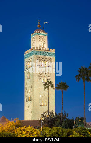 Il Marocco, Marrakech-Safi (Marrakesh-Tensift-El Haouz) regione, Marrakech. Xii secolo minareto della moschea di Koutoubia al crepuscolo. Foto Stock