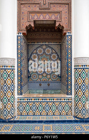 Il Marocco, Marrakech-Safi (Marrakesh-Tensift-El Haouz) regione, Marrakech. In piastrelle intricate lavabo a Marrakech Museo, ospitato nel XIX secolo Dar Menebhi Palace. Foto Stock