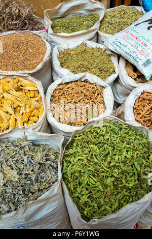 Il Marocco, Marrakech-Safi (Marrakesh-Tensift-El Haouz) regione, Marrakech. Le erbe aromatiche essiccate e le spezie per la vendita nel Mellah spice market. Foto Stock
