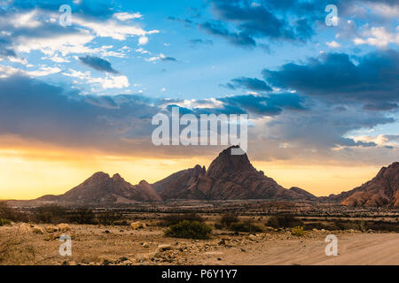 Spitzkoppe, Damaraland, Namibia, Africa. Picchi di granito al tramonto. Foto Stock