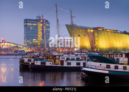 Paesi Bassi, Amsterdam, area Oosterdok, il centro scientifico NEMO edifico, alba Foto Stock