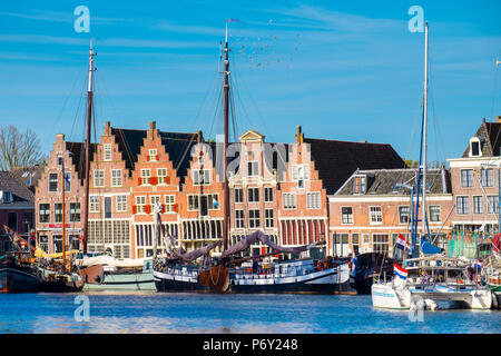 Paesi Bassi, North Holland, Hoorn. Navi storiche e gli edifici sul porto Binnenhaven. Foto Stock