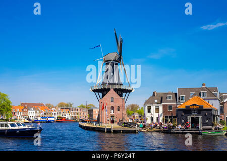 Paesi Bassi, North Holland, Haarlem. Mulino a vento De Adriaan sul fiume Spaarne. Foto Stock