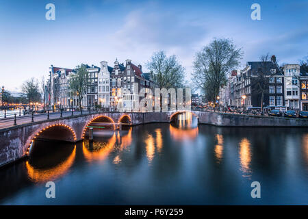 Canal incrocio sul Keizersgracht, Amsterdam, Paesi Bassi Foto Stock