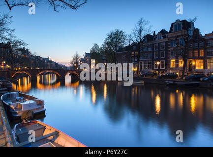 Canale Keizersgracht al crepuscolo, Amsterdam, Paesi Bassi Foto Stock