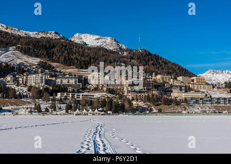 Vista invernale di San Moritz dal suo lago ghiacciato, Grigioni, Svizzera Foto Stock