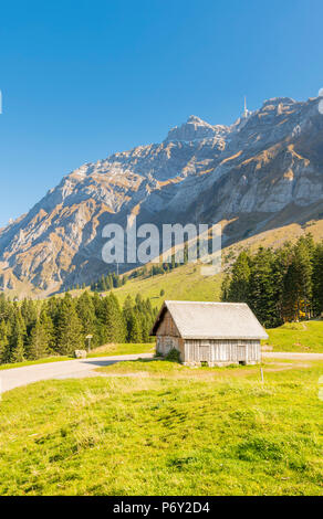 SchwÃ¤galp pass, Svizzera. Rifugio di montagna di fronte al monte SÃ¤ntis. Foto Stock