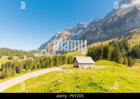 SchwÃ¤galp pass, Svizzera. Rifugio di montagna di fronte al monte SÃ¤ntis. Foto Stock