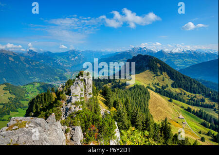 Vista da Wageten a Riseten montagna, Walensee, Churfirsten e Glarner Alpi a caduta, Glarona, Svizzera Foto Stock