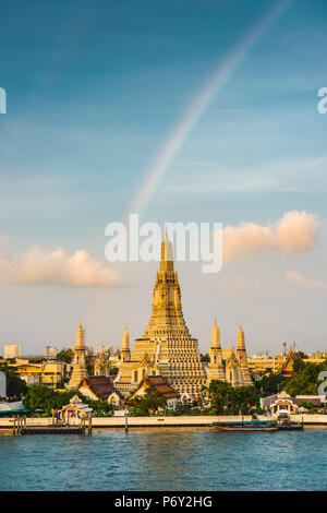 Rainbow over Wat Arun (il tempio dell'alba) e del Fiume Chao Praya, Bangkok, Thailandia Foto Stock