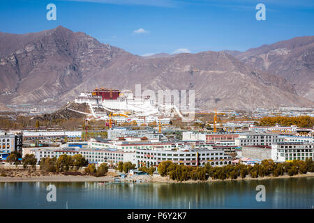 La città di Lhasa con il palazzo del Potala di giorno, Tibet Foto Stock