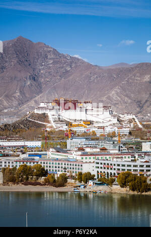 La città di Lhasa con il palazzo del Potala di giorno, Tibet Foto Stock