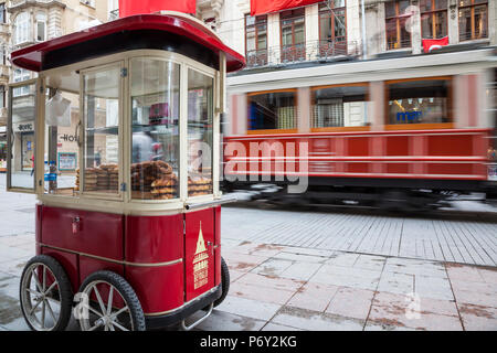 Tram Nostalgico Su Istiklal Caddasi, area di Beyoglu, Istanbul, Turchia Foto Stock