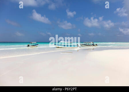 Le imbarcazioni a motore sono ormeggiati su un sandbar vicino a Island Resort, Zanzibar, Tanzania Foto Stock