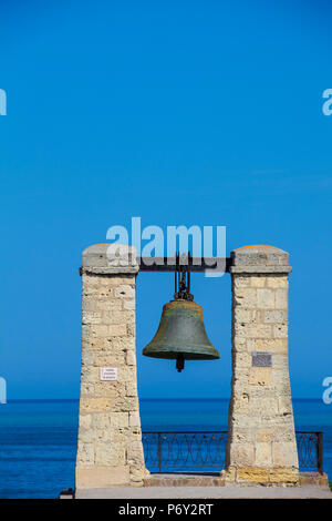 Ucraina, Crimea, Sebastopoli, Khersoness, nebbia bell - che proviene da una guerra di Crimea cannon. Foto Stock