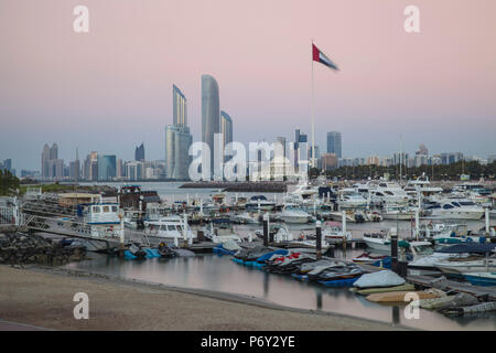 Emirati Arabi Uniti, Abu Dhabi, vista del porto e dello skyline della città guardando verso Abu Dhabi Theatre e La Corniche Foto Stock