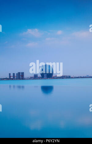 Emirati Arabi Uniti, Abu Dhabi, Al Raha, vista di Aldar Headquarters - egli per primo edificio circolare in Medio Oriente Foto Stock