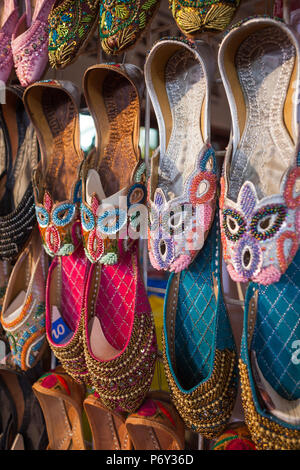 I UAE Dubai, Deira, souvenir pantofole tradizionali Foto Stock