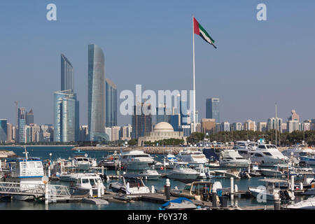 Emirati Arabi, Abu Dhabi skyline della città lungo la Corniche Foto Stock