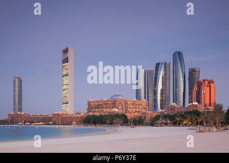 I UAE Abu Dhabi, skyline, unite le torri, ADNOC Tower, Etihad torri e Emirates Palace Hotel, crepuscolo Foto Stock