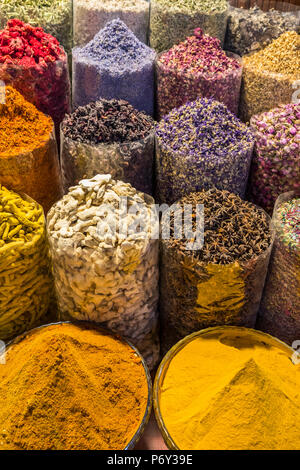 Spezie al Souk di Deira, Dubai, Emirati Arabi Uniti Foto Stock