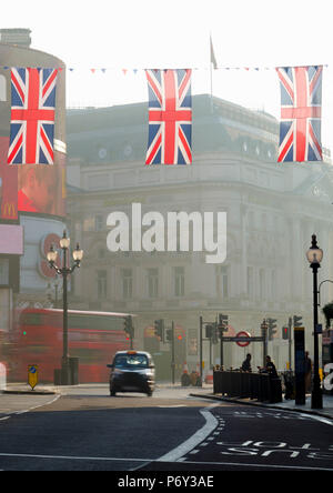 Regno Unito, Inghilterra, Londra, Regent Street, Union Jack Flag segnando il Royal Wedding del principe William e Kate Middleton Foto Stock