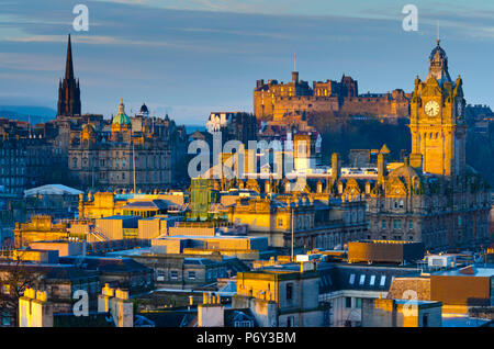 Regno Unito, Scozia, Edimburgo, Castello di Edimburgo e torre di Balmoral Hotel Foto Stock