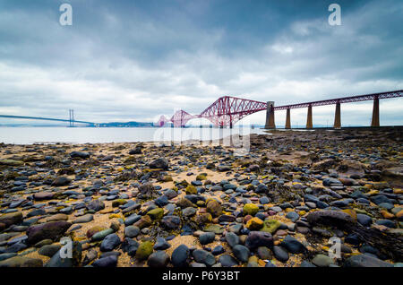 Regno Unito, Scozia, Edimburgo, Firth of Forth, Via Ponte Ferroviario Foto Stock