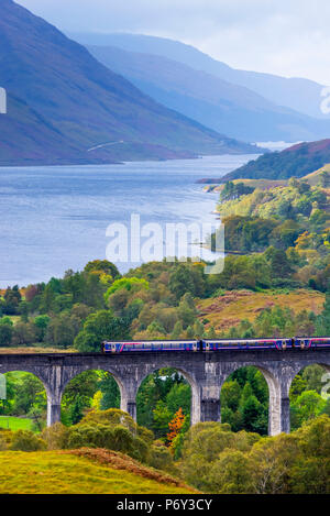 Regno Unito, Scozia, Highland, Loch Shiel, Glenfinnan, treno su Glenfinnan viadotto ferroviario, parte del West Highland Line Foto Stock