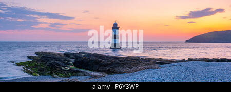 Nel Regno Unito, in Galles, Anglesey, Penmon, il punto nero, Trwyn Du Faro (Penmon faro) di sunrise Foto Stock