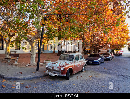 Uruguay, Dipartimento di Colonia e Colonia del Sacramento, Vintage auto sulla corsia di ciottoli del centro storico. Foto Stock