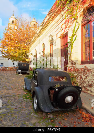 Uruguay, Dipartimento di Colonia e Colonia del Sacramento, oldtimer sulla corsia di ciottoli del centro storico. Foto Stock