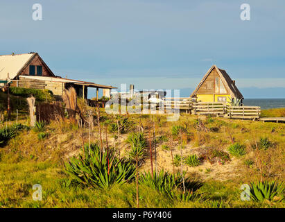 Uruguay, Rocha Dipartimento, Punta del Diablo, case vicino la Viuda Beach. Foto Stock