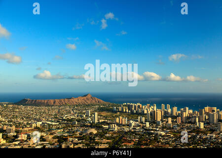 Stati Uniti d'America, Hawaii, Oahu, Honolulu Skyline e il Cratere del Diamond Head, da Puu Ualakaa State Park Foto Stock