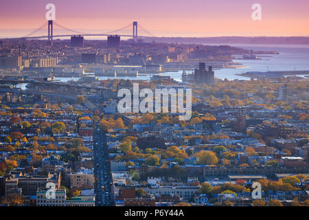 Stati Uniti d'America, New York City, Verrazano Narrows Bridge e Brooklyn Foto Stock