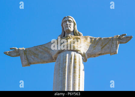 Lisbona, Portogallo - Giugno 20, 2016 la statua di Gesù Cristo (Cristo-Rei) o Cristo Re a Lisbona portogallo nel cielo blu background / un monumento di Gesù (Alm Foto Stock