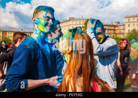 Il festival dei colori Holi. San Pietroburgo, Russia - 10 giugno 2017. Foto Stock