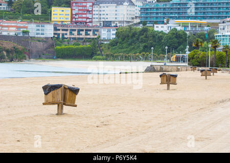 Scomparti di legno sulla spiaggia / legno scomparti sulla spiaggia di sabbia bianca Foto Stock