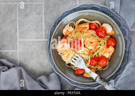 Spaghetti con gamberi e pomodorini, vista dall'alto Foto Stock