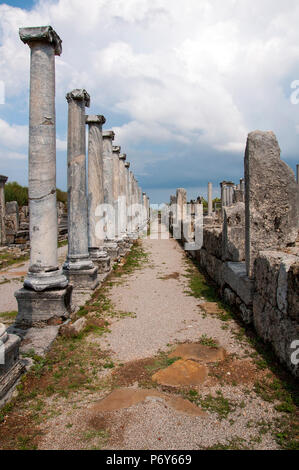 Colonnato west street a Perge città antica di Antalya Foto Stock