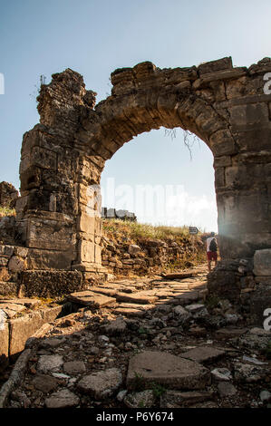 Le antiche rovine intorno di Aspendos antica città di Antalya, Turchia Foto Stock