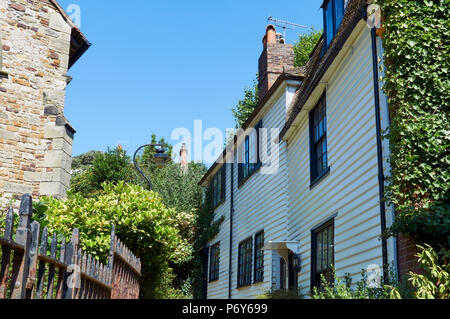 Vecchio weatherboarded cottages in chiesa il passaggio, Hastings Old Town, East Sussex, Regno Unito Foto Stock