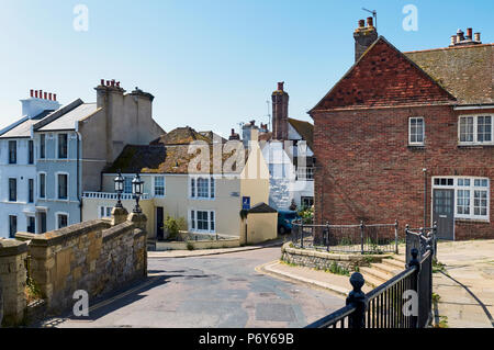 Angolo di Croft Road vicino a St Clements chiesa in Hastings Old Town, East Sussex Regno Unito, su una mattina di sole, guardando verso la terrazza del cigno Foto Stock