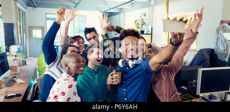 Entusiasmo creativo team di business tenendo selfie in office Foto Stock