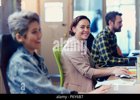 Ritratto fiducioso, imprenditrice creativi che lavorano in ufficio open space Foto Stock