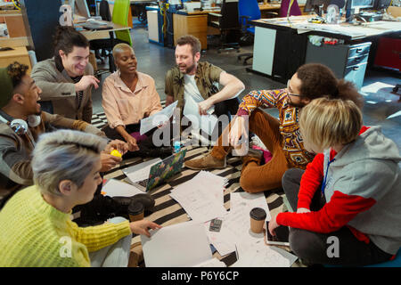 Creative team business meeting, cerchio di brainstorming sul pavimento per ufficio Foto Stock